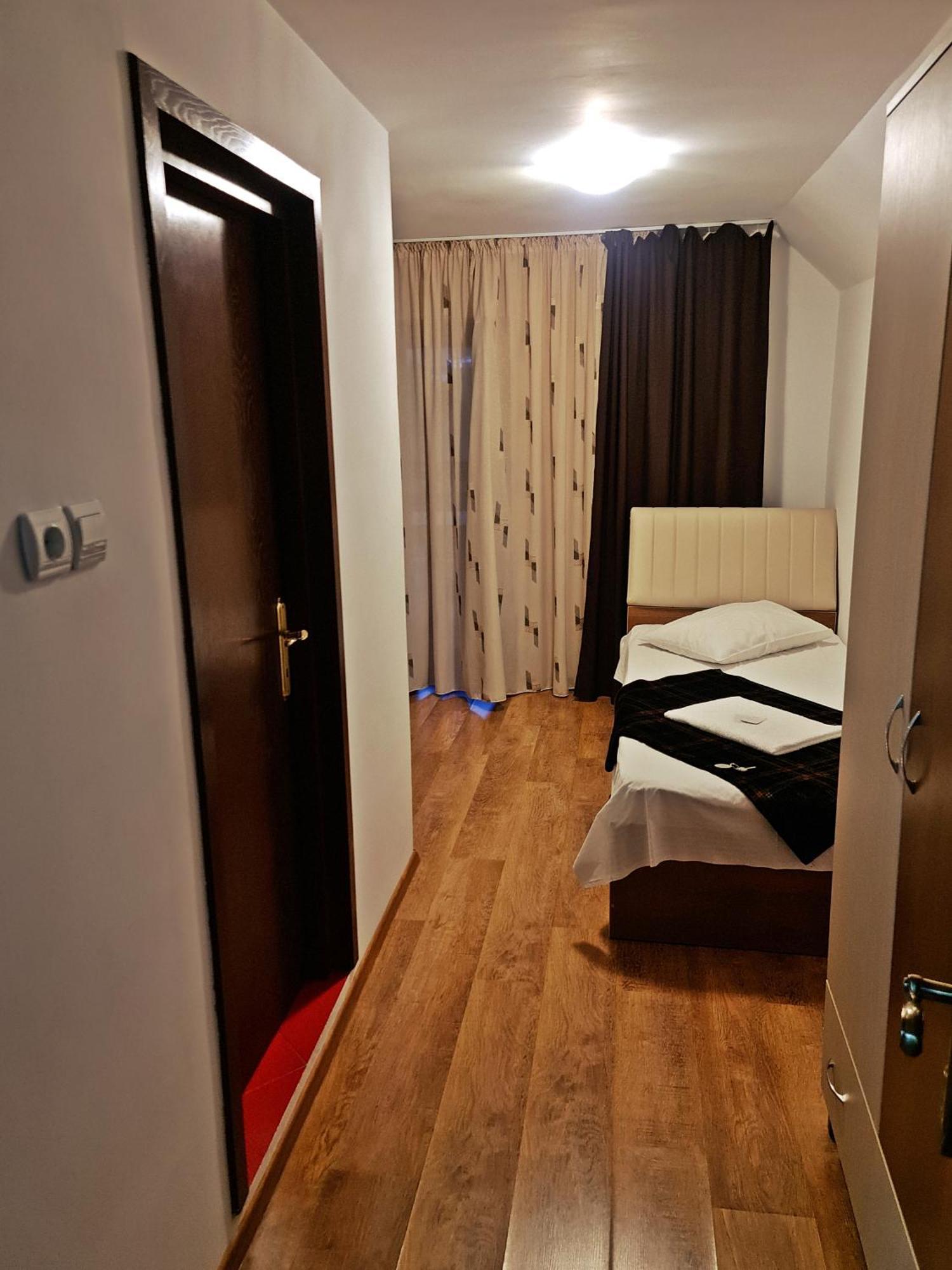 Casa Leu Hotell Curtea de Argeş Exteriör bild