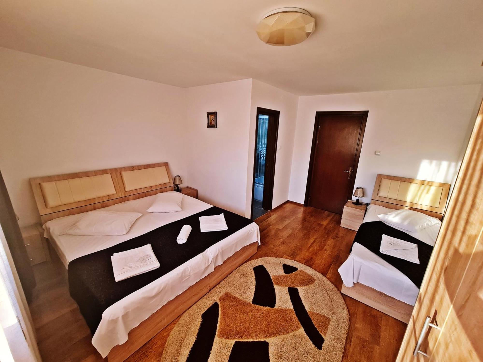 Casa Leu Hotell Curtea de Argeş Exteriör bild